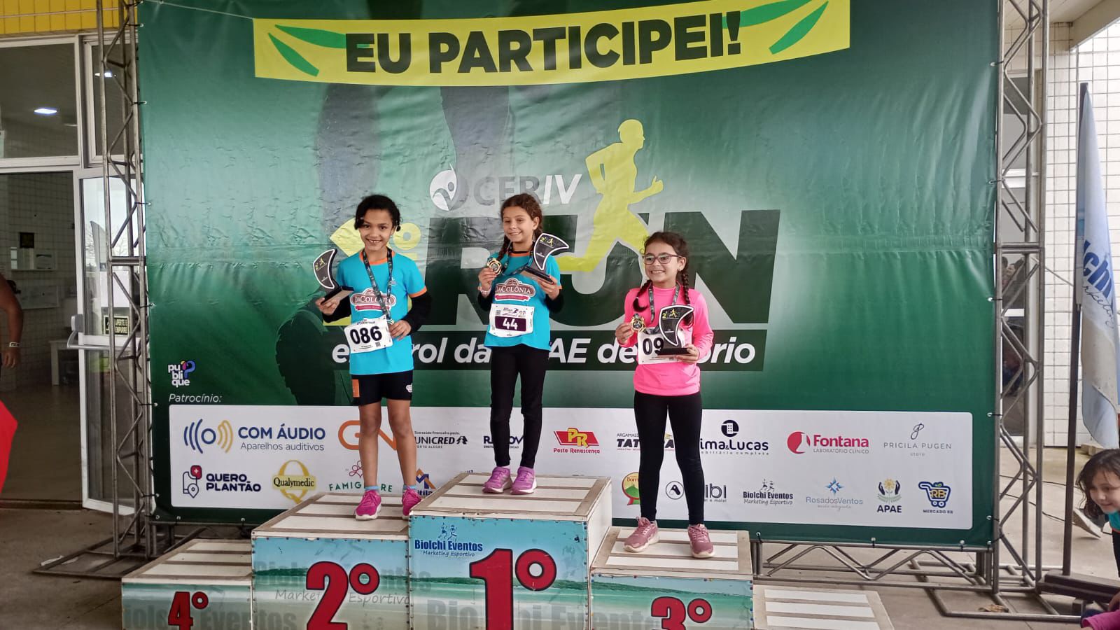 Atletas mirins celebrando